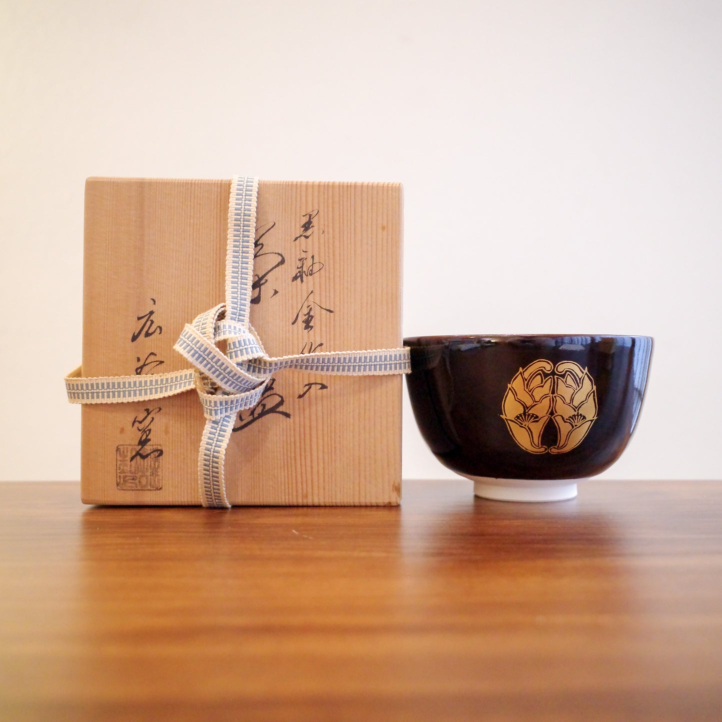 ✿ 京焼 広谷窯造 黒釉金彩花茶碗 ❀