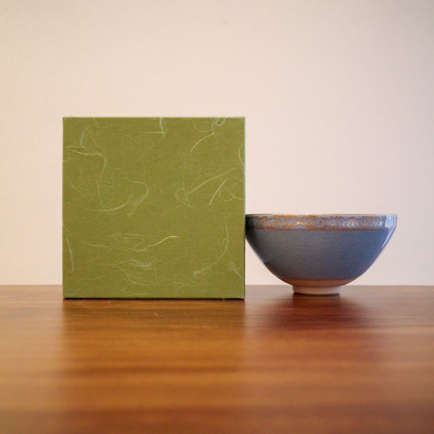 ✿ 貴山造 青釉金彩流水文茶碗 ❀